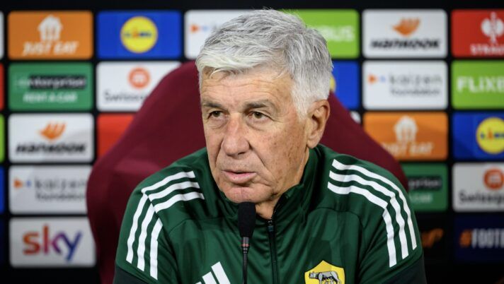 ROME, ITALY - NOVEMBER 26: AS Roma coach Gian Piero Gasperini during press conference at Centro Sportivo Fulvio Bernardini on November 26, 2025 in Rome, Italy. (Photo by Luciano Rossi/AS Roma via Getty Images) Gasperini: “Wesley e Koné da valutare, le ultime su Dybala e Angelino! Bailey, Pellegrini, Ferguson…” - immagine 1
