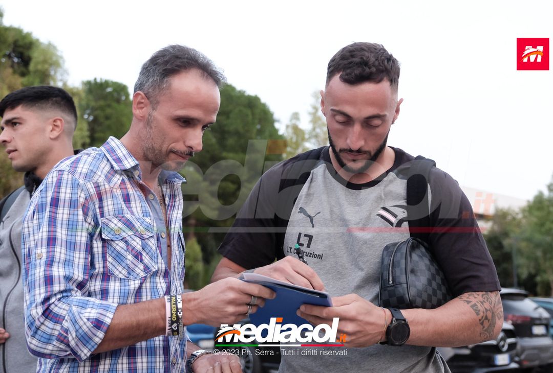 FOTO PALERMO: i giocatori rosanero scattano selfie con i tifosi (GALLERY) - immagine 22