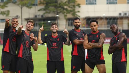 SINGAPORE, SINGAPORE - JULY 21: (L-R) Malik Thiaw of AC Milan, Matteo Gabbia, Christian Pulisic, Ruben Loftus-Cheek, Noah Okafor and Yunus Musah celebrates during an AC Milan Training Session at Bishan Stadium on July 21, 2025 in Singapore. (Photo by Giuseppe Cottini/AC Milan via Getty Images) milan-prima-giornata-singapore-tournée-allenamento-cultura-eventi-meetgreet