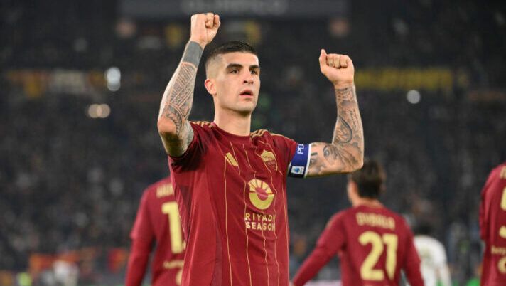 ROME, ITALY - DECEMBER 07: AS Roma player Gianluca Mancini celebrates during the Serie A match between AS Roma and Lecce at Stadio Olimpico on December 07, 2024 in Rome, Italy. (Photo by Luciano Rossi/AS Roma via Getty Images) Mancini: “Ranieri mi ha chiesto di aiutare questo giocatore. Felici per il gol, siamo in ritardo” - immagine 1