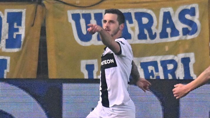 PARMA, ITALY - JANUARY 31: Emanuele Valeri of Parma Calcio celebrates the team's first goal during the Serie A match between Parma and Lecce at Stadio Ennio Tardini on January 31, 2025 in Parma, Italy. (Photo by Alessandro Sabattini/Getty Images) Parma, rigore contro il Lecce: sul dischetto si presenta Valeri e segna - immagine 1