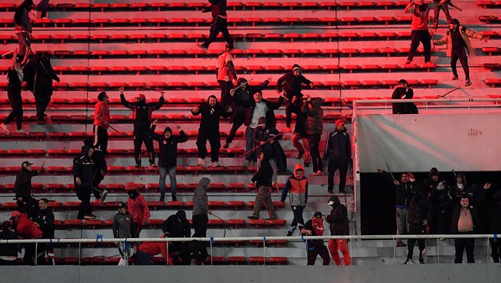 AVELLANEDA, ARGENTINA - AUGUST 20: Independiente and Universidad de Chile fans clash during the CONMEBOL Sudamericana 2025 round of 16 second leg match between Independiente and Universidad de Chile at Estadio Libertadores de América on August 20, 2025 in Avellaneda, Argentina. The game was suspended during the second half after fans of both teams started a fight in the stands. As of today, the authorities report 19 people taken to the hospital with over 90 arrested by the police. (Photo by Ruben Paredes/Getty Images) Scontri Independiente-Universidad de Chile, identificati 25 responsabili - immagine 1