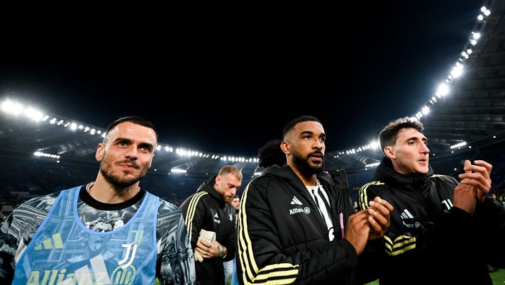 ROME, ITALY - MARCH 1: Filip Kostic, Gleison Bremer, Francisco Conceicao of Juventus during the Serie A match between AS Roma and Juventus FC at Stadio Olimpico on March 1, 2026 in Rome, Italy. (Photo by Daniele Badolato - Juventus FC/Juventus FC via Getty Images) Dalla Serbia sicuri: “Fiorentina su un ex giocatore della Juventus. L’agente spinge” - immagine 1