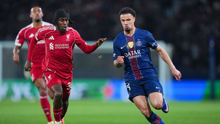 PARIS, FRANCE - APRIL 08: Warren Zaire Emery of PSG runs with the ball under pressure from Jeremie Frimpong of Liverpool during the UEFA Champions League 2025/26 Quarter-Final First Leg match between Paris Saint-Germain FC and Liverpool FC at Parc des Princes on April 08, 2026 in Paris, France. (Photo by Franco Arland/Getty Images) CINEGOL, Liverpool-PSG, un film di André Schäfer: “You will never walk alone” - immagine 1