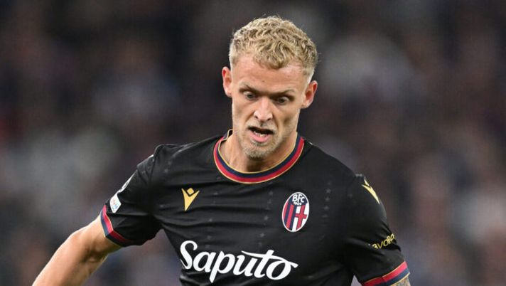 BIRMINGHAM, ENGLAND - OCTOBER 22: Jens Odgaard of Bologna in action during the UEFA Champions League 2024/25 League Phase MD3 match between Aston Villa FC and Bologna FC 1909 at Villa Park on October 22, 2024 in Birmingham, England. (Photo by Michael Regan/Getty Images) Bologna, gol e non solo: Italiano svela perché sta puntando su Odgaard, c’è un dettaglio - immagine 1