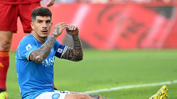 NAPLES, ITALY - APRIL 28: Giovanni Di Lorenzo of SSC Napoli shows his disappointment during the Serie A TIM match between SSC Napoli and AS Roma - Serie A TIM at Stadio Diego Armando Maradona on April 28, 2024 in Naples, Italy. (Photo by Francesco Pecoraro/Getty Images) (Photo by Francesco Pecoraro/Getty Images) di lorenzo