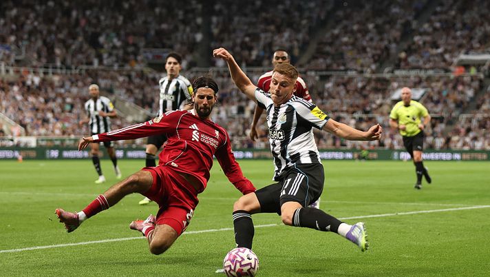 NEWCASTLE UPON TYNE, ENGLAND - AUGUST 25: Harvey Barnes of Newcastle United crosses the ball whilst under pressure from Dominik Szoboszlai of Liverpool during the Premier League match between Newcastle United and Liverpool at St James' Park on August 25, 2025 in Newcastle upon Tyne, England. (Photo by George Wood/Getty Images) Liverpool-Newcastle, dove vedere l’incontro in diretta tv e streaming LIVE - immagine 1