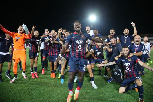 COSENZA, ITALY - JULY 31: Players of Cosenza celebrate the serie B match between Cosenza Calcio and SS Juve Stabia at Stadio San Vito on July 31, 2020 in Cosenza, Italy. (Photo by Maurizio Lagana/Getty Images for Lega Serie B) Serie B