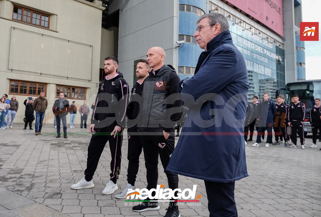 FOTO Palermo: la squadra verso Benevento. Cori e striscioni al “Barbera” (La Gallery) - immagine 16