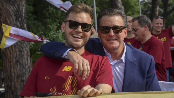 ROME, ITALY - MAY 26: Dan and Ryan Friedkin during the parade for celebrating the Conference League Cup on May 26, 2022 in Rome, Italy. (Photo by Fabio Rossi/AS Roma via Getty Images) Roma, Dan Friedkin in pole per acquistare un club in Premier League: i dettagli - immagine 1