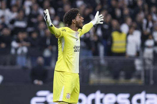 Clamoroso in Brasile: un tifoso invade il campo e attacca il portiere del Corinthians- immagine 2