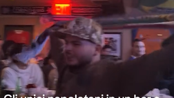 Da Napoli a New York, la divertente esultanza di un tifoso al gol in un bar juventino