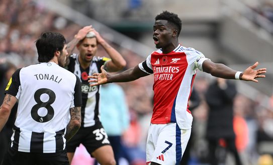 Bukayo Saka e Sandro Tonali durante la partita di Premier League tra Newcastle e Arsenal a St James' Park il 2 novembre 2024 a Newcastle upon Tyne, Inghilterra. (Foto di Stu Forster/Getty Images) La folle rimonta del St. James’ Park nel 2011: Newcastle e Arsenal da 0-4 a 4-4- immagine 6