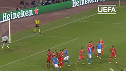 L’Uefa celebra con una meraviglia su punizione il compleanno di Mertens