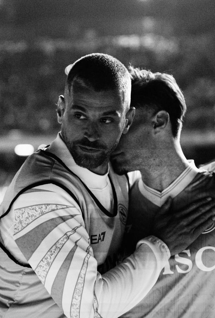 Apre McTominay, chiude Alisson Santos; nel mezzo, l'autorete di Terracciano e De Bruyne: una gara perfetta disputata venerdì sera dal Napoli di Antonio Conte contro la Cremonese, riassunta in 20 fotografie bianche e nere che vanno a comporre un post pubblicato in giornata dall'admin Instagram della compagine partenopea.