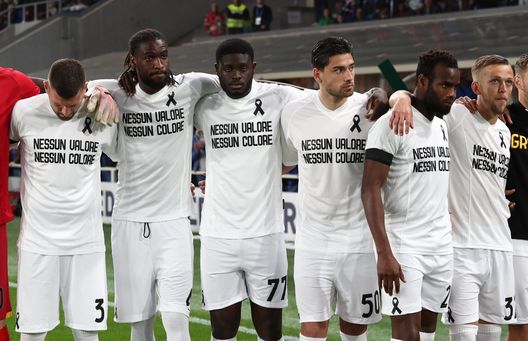 BERGAMO, ITALY - APRIL 27: US Lecce players wear a special shirt in memory of US Lecce physiotherapist Graziano Fiorita during the Serie A match between Atalanta BC and US Lecce at Gewiss Stadium on April 27, 2025 in Bergamo, Italy. (Photo by Marco Luzzani/Getty Images) FOTO – Ecco la maglia di protesta del Lecce: “Nessun valore, nessun colore” - immagine 1