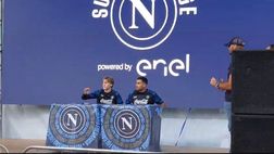 Sessione d’autografi per Cheddira e Zerbin: il coro dei tifosi per i due azzurri