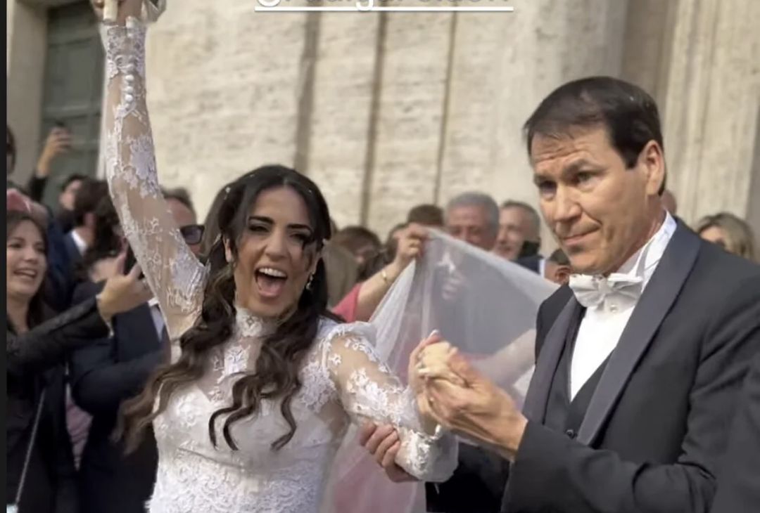 L’ex tecnico del Napoli Rudi Garcia, attualmente commissario tecnico del Belgio, convola a nozze con la giornalista Francesca Brienza. Spuntano le immagini della cerimonia che vedono l’allenatore francese in grande forma in uno stile tutto transalpino.