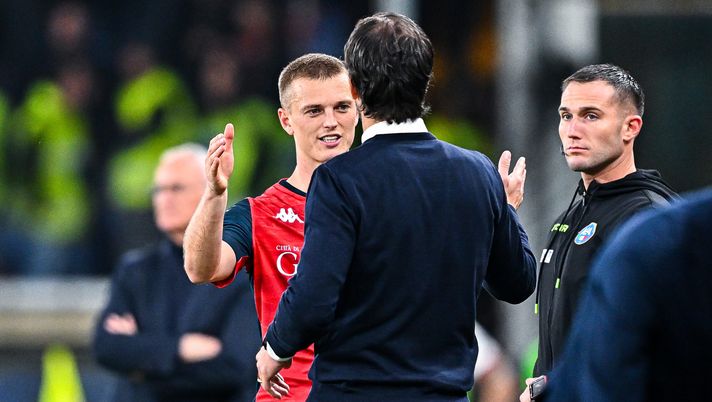 GENOA, ITALY - APRIL 29: Albert Gudmundsson of Genoa (left) greets Alberto Gilardino, head coach of Genoa, during the Serie A TIM match between Genoa CFC and Cagliari at Stadio Luigi Ferraris on April 29, 2024 in Genoa, Italy. (Photo by Simone Arveda/Getty Images) Gudmundsson non dimentica il suo passato. Il “saluto” a Gilardino sui social - immagine 1