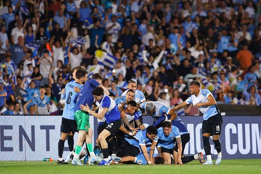 MONTEVIDEO, URUGUAY – 15 NOVEMBRE: Manuel Ugarte dell’Uruguay esulta con i compagni dopo aver segnato il terzo gol della squadra durante la partita di qualificazione sudamericana tra Uruguay e Colombia allo stadio Centenario, il 15 novembre 2024 a Montevideo, Uruguay. (Foto di Ernesto Ryan/Getty Images) Uruguay: la “garra charrúa” e il segreto di un paese che non si arrende mai- immagine 2