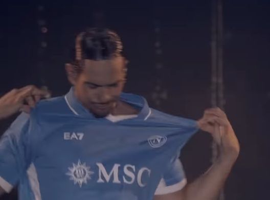 Mahmood manda in visibilio Napoli indossando la 10. Poi messaggio ‘hot’ sui social- immagine 2
