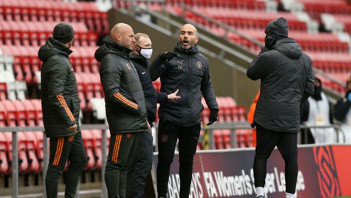 LEIGH, ENGLAND - DECEMBER 13: Enzo Maresca, manager of Manchester City is seen shouting at Neil Wood, manager Manchester United during the Premier League 2 match between Manchester United and Manchester City at Leigh Sports Village on December 13, 2020 in Leigh, England. (Photo by Charlotte Tattersall/Getty Images) Paura per Enzo Maresca: il padre scompare durante la finale, ma poi viene ritrovato - immagine 1
