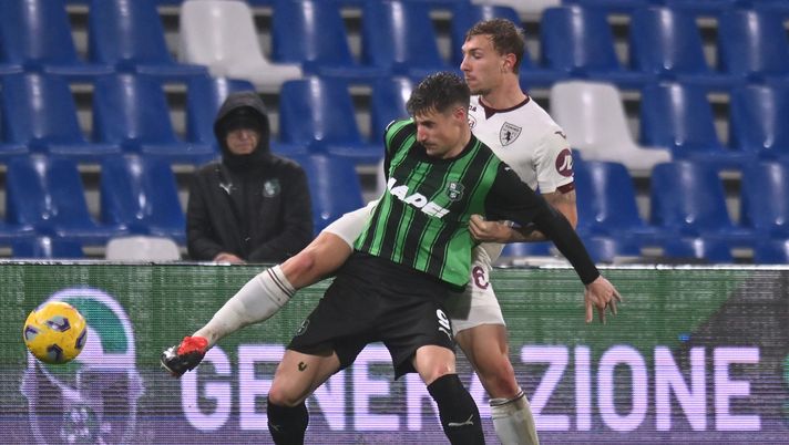 REGGIO NELL'EMILIA, ITALY - FEBRUARY 10: Andrea Pinamonti of US Sassuolo competes for the ball with Matteo Lovato of Torino FC during the Serie A TIM match between US Sassuolo and Torino FC - Serie A TIM at Mapei Stadium - Citta' del Tricolore on February 10, 2024 in Reggio nell'Emilia, Italy. (Photo by Alessandro Sabattini/Getty Images) Tanti auguri a Matteo Lovato: il difensore granata compie 24 anni - immagine 1