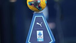 Chiede il permesso di soggiorno a due calciatori, bufera sull’arbitro in Veneto