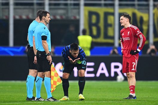 Getty Images Pistocchi: “Trattenuta Bastoni e mano van Dijk? In Italia diverso metro arbitrale”- immagine 2