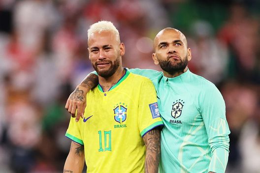 Neymar e Dani Alves insieme dopo l'eliminazione dalla Coppa del Mondo in Qatar, per mano della Croazia ai calci di rigore. (Foto di Michael Steele/Getty Images) Dal solista all’orchestra: il nuovo Brasile suona con Ancelotti- immagine 4