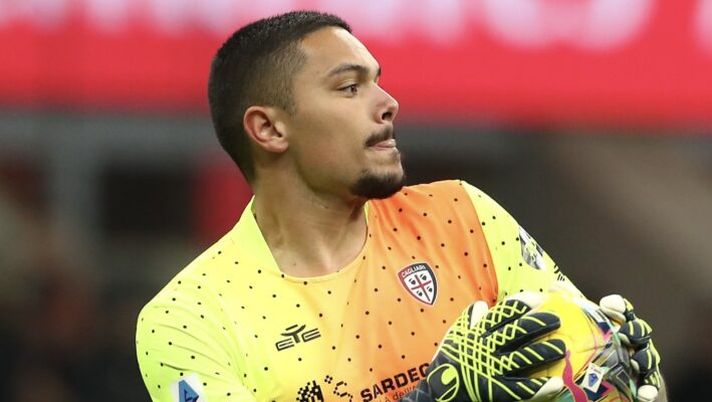MILAN, ITALY - JANUARY 11: Elia Caprile of Cagliari Calcio in actio during the Serie A match between AC Milan and Cagliari Calcio at Stadio Giuseppe Meazza on January 11, 2025 in Milan, Italy. (Photo by Marco Luzzani/Getty Images) Caprile: “Top club su di me? Rispondo così! Vi racconto Pisacane, via dal Napoli perché…” - immagine 1
