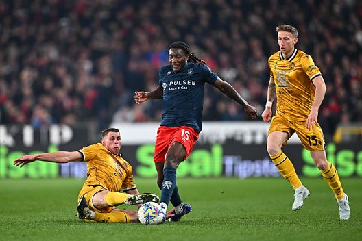 GENOA, ITALY - MARCH 20: Brooke Norton-Cuffy of Genoa is challenged by Jakub Piotrowski of Udinese Calcio, whilst under pressure from Nicolo Bertola of Udinese Calcio, during the Serie A match between Genoa CFC and Udinese Calcio at Luigi Ferraris Stadium on March 20, 2026 in Genoa, Italy. (Photo by Simone Arveda/Getty Images) buoni-rapporti-fra-milan-e-genoa-sul-tavolo-norton-cuffy