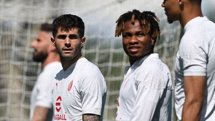 CAIRATE, ITALY - MAY 09: Christian Pulisic and Samuel Chukwueze of AC Milan look on during at AC Milan training session at Milanello on May 09, 2024 in Cairate, Italy. (Photo by Claudio Villa/AC Milan via Getty Images) Gazzetta: “Milan, Chukwueze e Pulisic giocheranno di più insieme: la mossa di Fonseca con il Real” - immagine 1