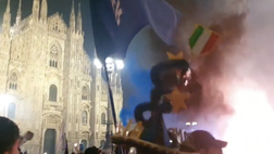 VIDEO FCIN1908 / Scudetto Inter, grande festa in Duomo: ecco i fuochi d’artificio nerazzurri