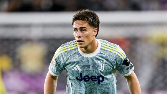 WASHINGTON, DC - JUNE 18: Kenan Yildiz of Juventus during the FIFA Club World Cup 2025 group G match between Al Ain FC and Juventus FC at Audi Field on June 18, 2025 in Washington, United States. (Photo by Daniele Badolato - Juventus FC/Juventus FC via Getty Images) Yildiz: “Voglio segnare sempre e dare il massimo per la squadra. A Cambiaso rispondo così” - immagine 1