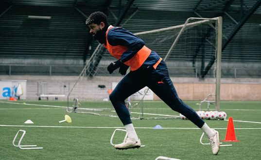 Philip Billing durante una seduta d'allenamento con l'FC Midtjylland (stagione 2025/26)
