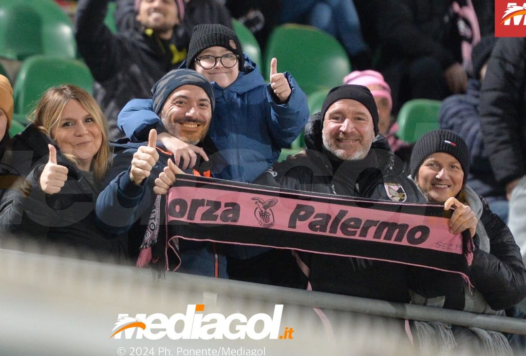 FOTOTIFO Palermo-Bari 3-0, gli scatti ai tifosi al “Renzo Barbera” (GALLERY) - immagine 17