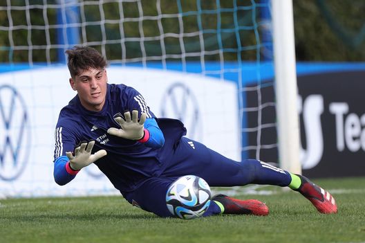 FLORENCE, ITALY - MARCH 24: Tommaso Vannucchi goalkeeper of Italy U16 warms up during the U16 international friendly match between Italy and Germany at Tecnical Centre of Coverciano on March 24, 2023 in Florence, Italy. (Photo by Gabriele Maltinti/Getty Images) Vannucchi para il rigore ma non basta: Italia U18 K.O. contro l’Austria- immagine 2