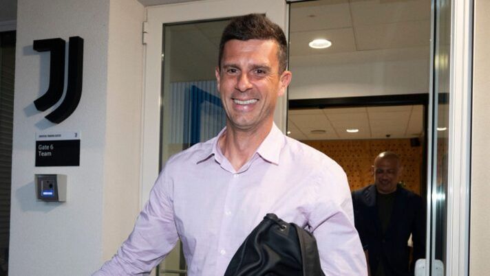 MILAN, ITALY - JULY 07: Juventus New Coach Thiago Motta arrives at Juventus Training Center Continassa on July 07, 2024 in Milan, Italy. (Photo by Diego Puletto/Juventus/Juventus FC via Getty Images) Juve, Thiago Motta è arrivato a Torino: inizia l’avventura bianconera, domani al J-Medical - immagine 1