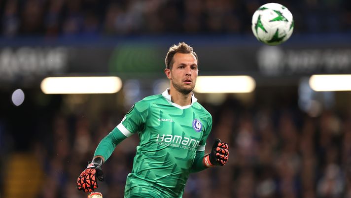 LONDON, ENGLAND - OCTOBER 03: Davy Roef of KAA Gent runs for the ball during the UEFA Conference League 2024/25 League Phase MD1 match between Chelsea FC and KAA Gent at Stamford Bridge on October 03, 2024 in London, England. (Photo by Ryan Pierse/Getty Images) Gent-Charleroi, streaming live e diretta tv: dove vedere la partita gratis - immagine 1