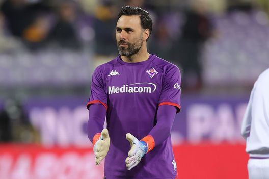 FLORENCE, ITALY - FEBRUARY 01: Salvatore Sirigu of ACF Fiorentina goalkeeper looks on during the Coppa Italia Quarter Final matcy between Fiorentina and Torino at Stadio Artemio Franchi on February 1, 2023 in Florence, Italy. (Photo by Gabriele Maltinti/Getty Images) Sirigu si allena con il Nizza ma ancora niente trasferimento. Dubbi sul fisico- immagine 2
