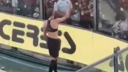 VIDEO Palermo, Blin lancia la maglia a una bambina: rissa tra tifosi rosanero a Cremona
