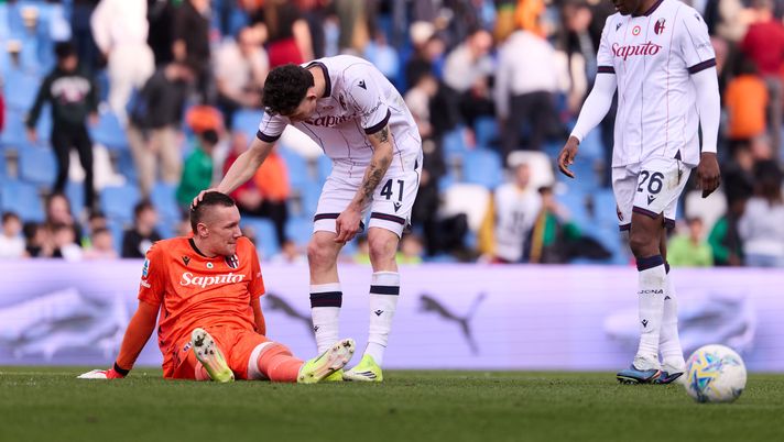 SASSUOLO, ITALY - MARCH 15: Lukasz Skorupski of Bologna FC lies on the ground injured after the match during the Serie A match between US Sassuolo Calcio and Bologna FC 1909 at Mapei Stadium Citta del Tricolore on March 15, 2026 in Sassuolo, Italy. (Photo by Emmanuele Ciancaglini/Getty Images) Vitik: “Mi sento bene e la strada è quella giusta. Se mi avessero chiesto di andare in porta?…” - immagine 1