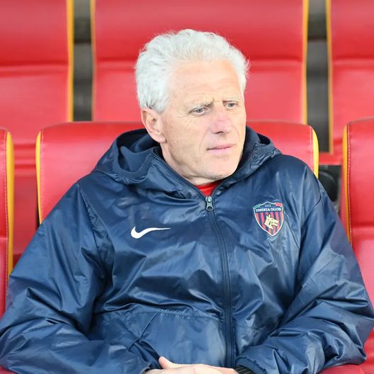 L'allenatore del Cosenza, Pierantonio Tortelli, che ha preso il posto di Massimiliano Alvini Derby calabrese, il post partita: umori diversi per Caserta e Tortelli- immagine 3