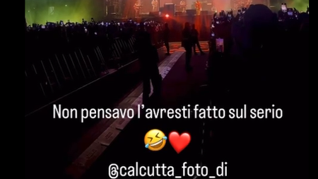 Orsolini se la ride, Calcutta sul palco: '...e il Bologna in Champions League' - Tratto da Instagram Stories Riccardo Orsolini