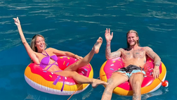 Diletta e Karius, la vacanza continua. La Leotta in mare assieme al marito su due…ciambelle