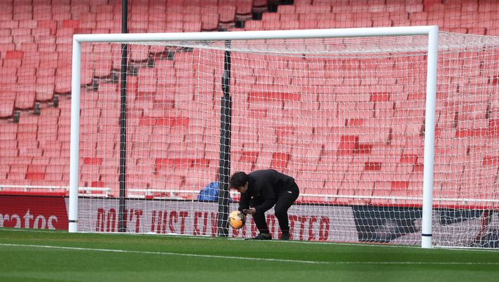 LONDON, ENGLAND - FEBRUARY 15: A stadium official testing the goal line technology before the Emirates FA Cup Fourth Round match between Arsenal and Wigan Athletic on February 15, 2026 in London, England. (Photo by Richard Pelham/Getty Images) Incredibile ma vero: Bosnia-Italia senza la goal line technology - immagine 1