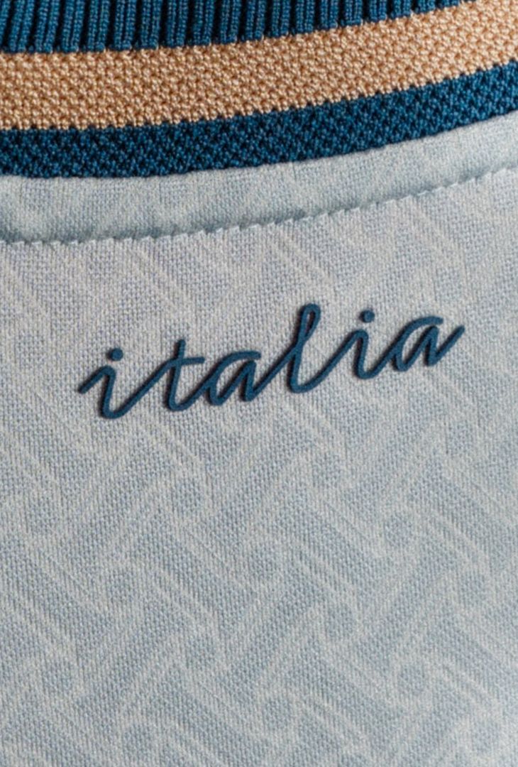 In vista dell'imminente playoff Mondiale da disputare contro l'Irlanda del Nord, la nazionale italiana ha presentato sui suoi canale social la sua nuova seconda maglia in collaborazione con adidas.