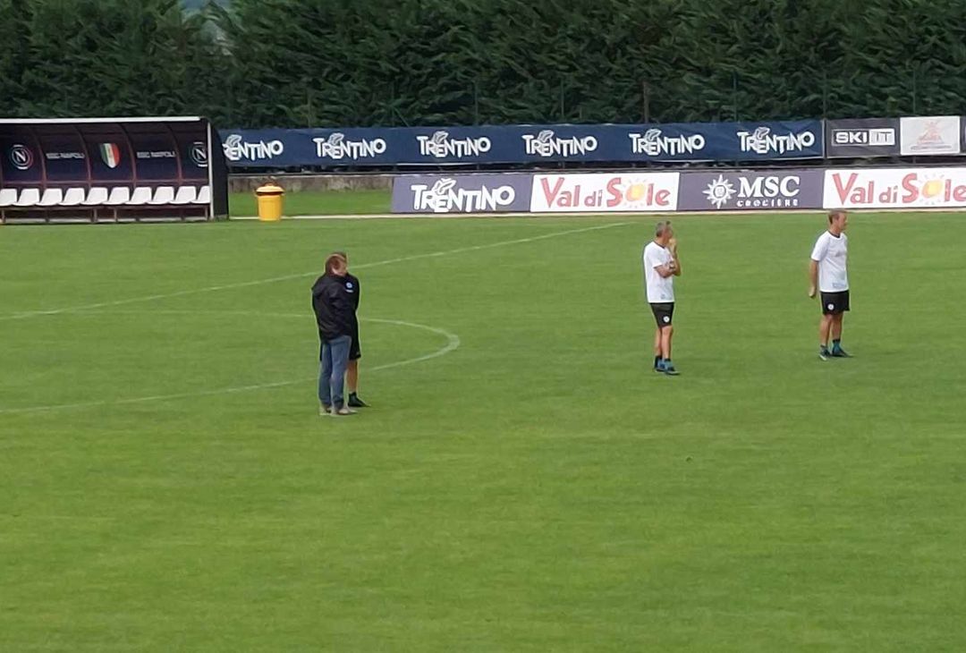 GALLERY Rudi Garcia discute a centrocampo con il team manager Santoro - immagine 2