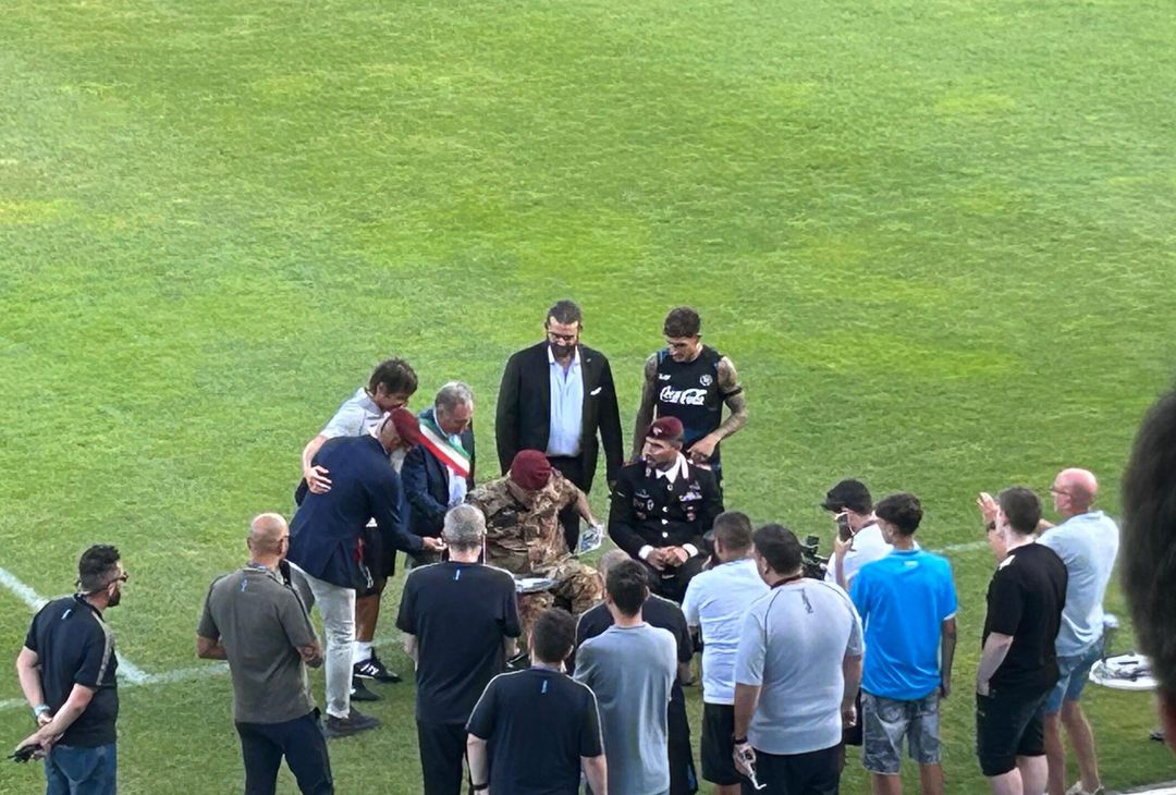 Riconoscimento a due colonnelli e maglietta regalata a conte: presenti anche Edo De Laurentiis e Di Lorenzo